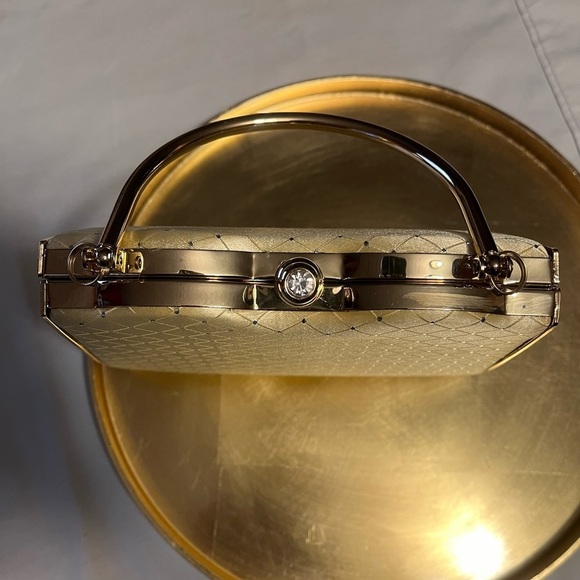 🔥SALE Vintage Gold handbag with Gold-Tone Chain - Picture 9 of 13